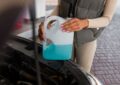 Por qué no hay que mezclar distintos líquidos refrigerantes en el auto: gel, radiador tapado y recalentamiento