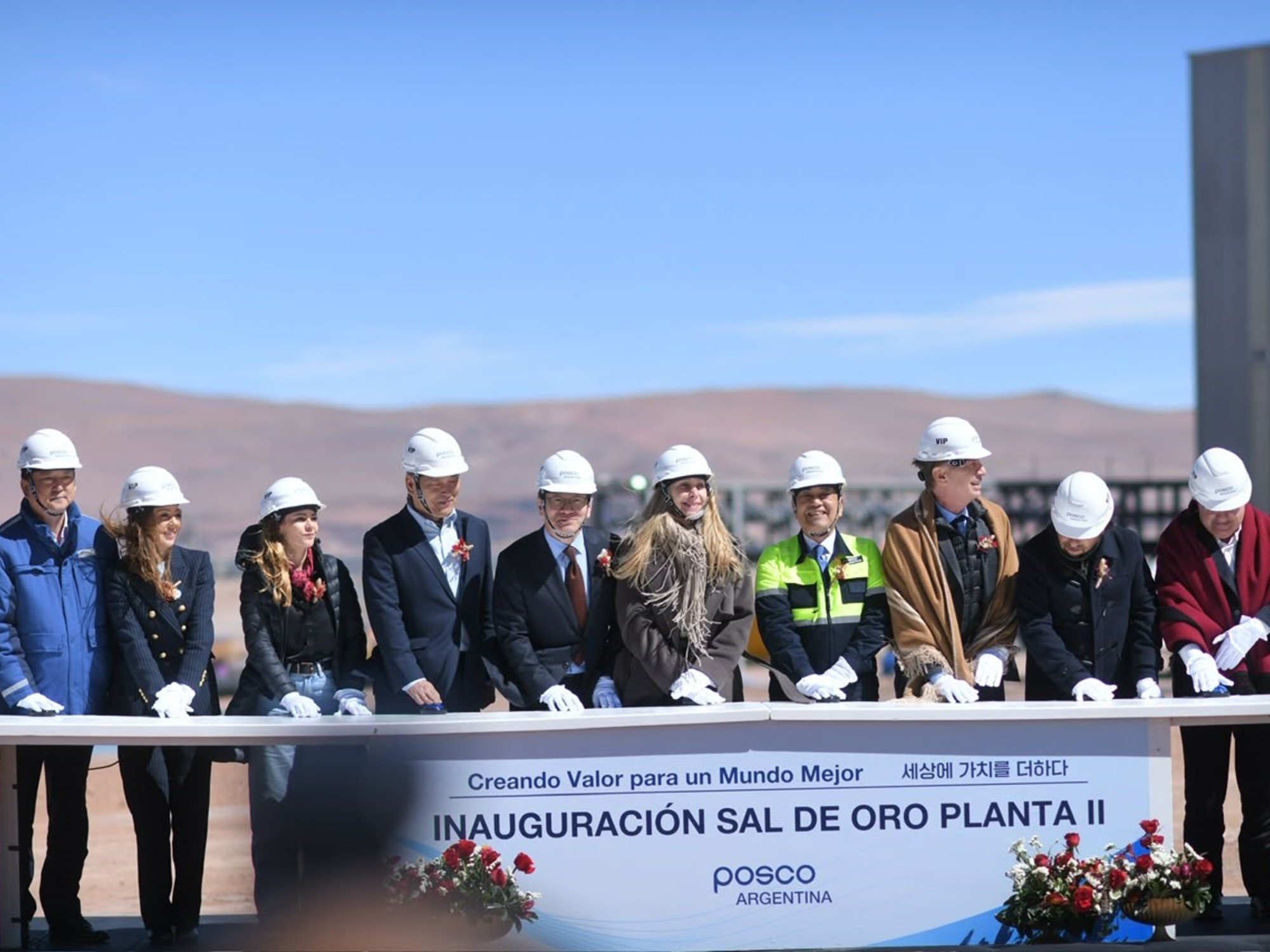 Santilli y Karina Milei participaron de la inauguración de la planta de carbonato de litio de la surcoreana Posco en el Salar de Hombre Muerto, en el límite entre Catamarca y Salta