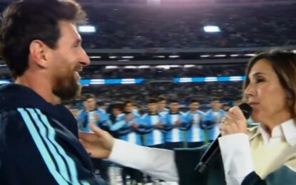 Soledad Pastorutti le cantó “Brindis” a Messi en su despedida y terminaron fundidos en un abrazo